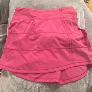 Lululemon size 2 Royal pace rival skirt 4 inch In the color sonic pink